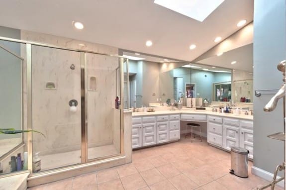 17203-Earthwind-master-bath-575x382