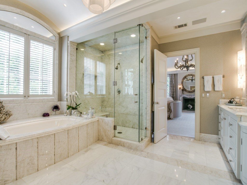 3900-Miramar-master-bath-2-1024x768