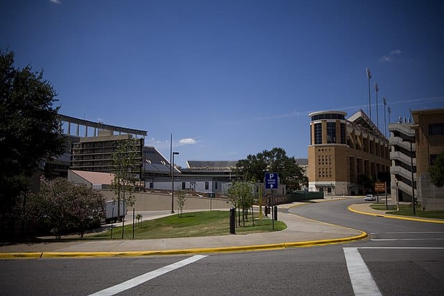 1024px-Gerald_J_Ford_Stadium