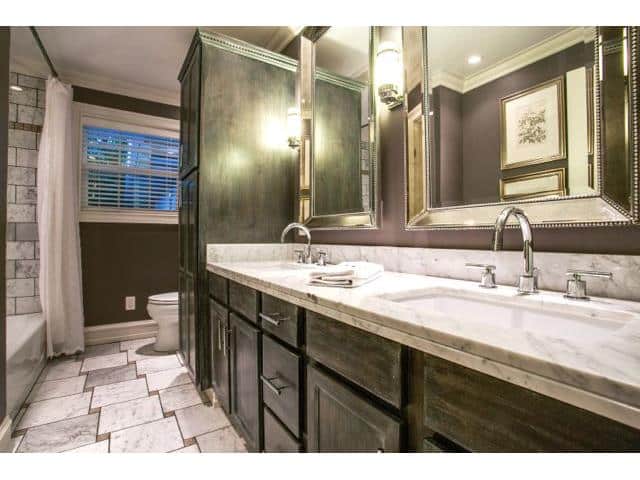 8240-Stony-Creek-hall-bath