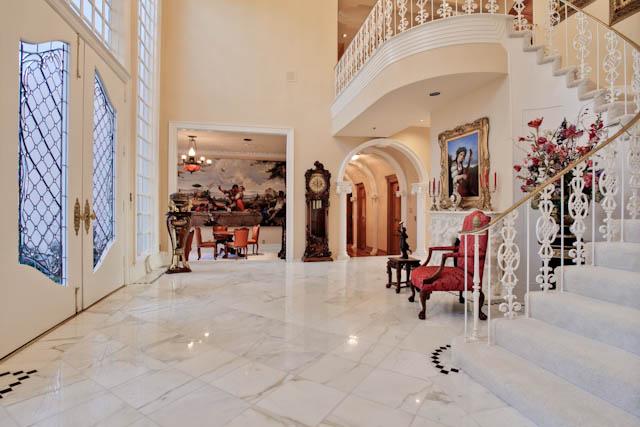 8915-Douglas-foyer