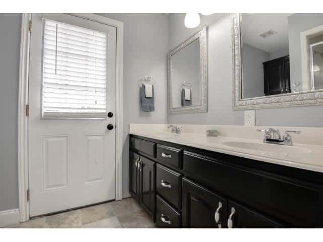 8955-Santa-Fe-Outdoor-access-bath