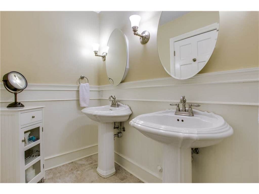 KESSLER-PLAZA-2510-W-10th-Street-Master-Bath-1024x768