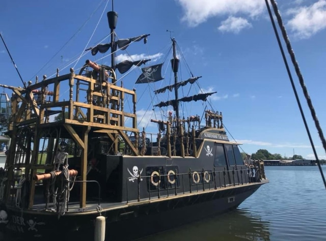 Pirate-Ship-Houseboat