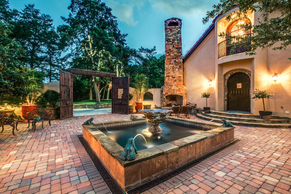 SOUTHLAKE-1900-Shady-Oaks-Courtyard