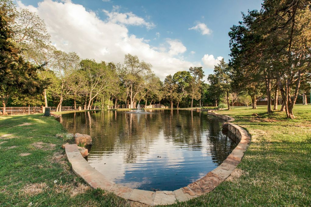 SOUTHLAKE-1900-Shady-Oaks-Pond