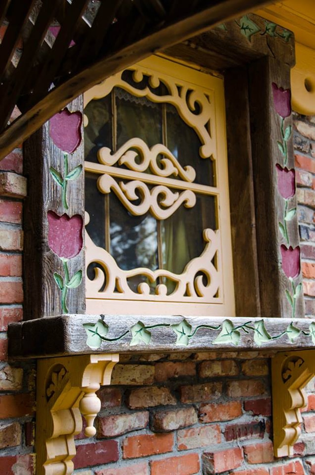 Swan-House-Window-Detail