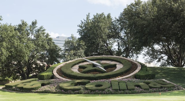 Topiary_clock_in_the_upscale_neighborhood_of_Las_Colinas_in_Irving_Texas_LCCN2015630688.tif