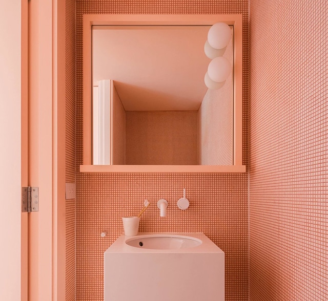 bjorn-wallander-fixtr-ures-sink-mirror-flowerssmall-bathrooms-10